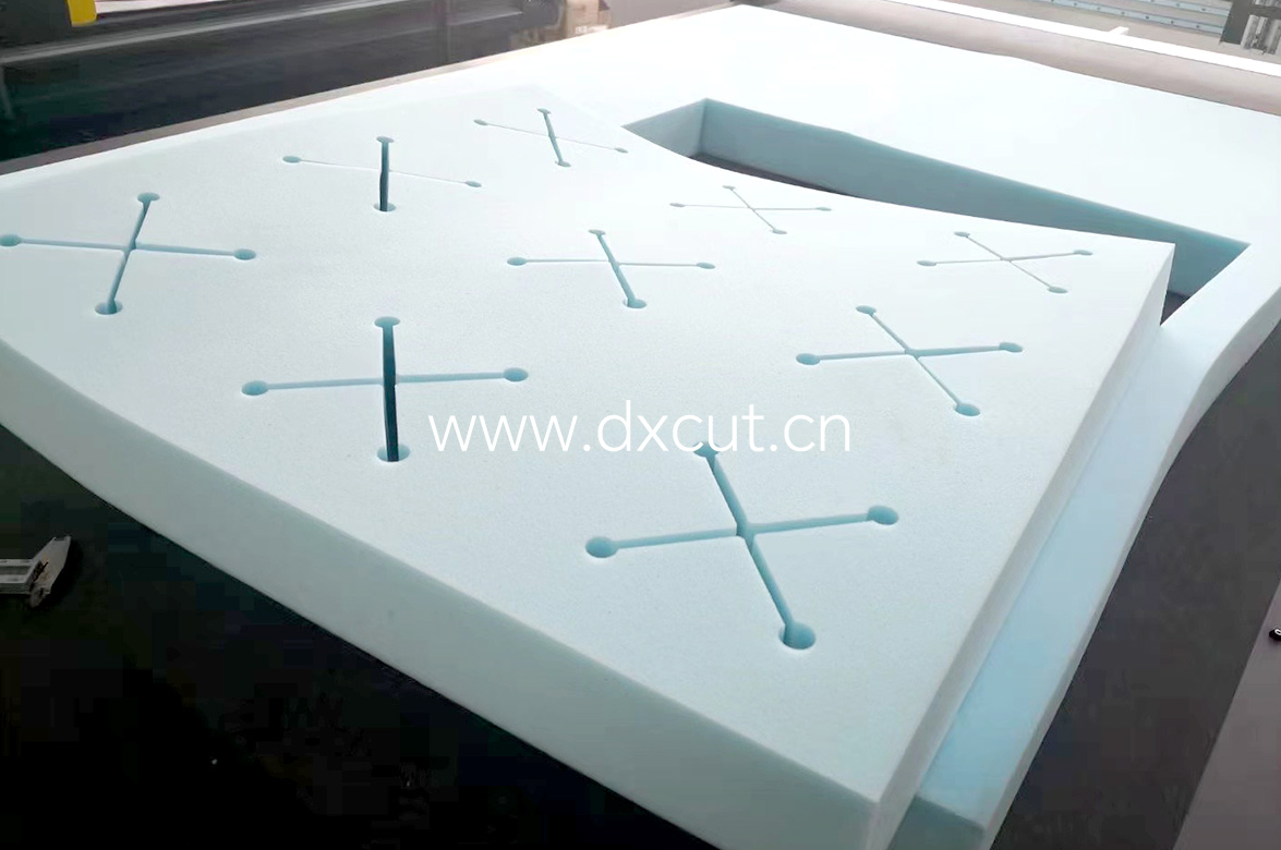 振动刀切割机切割异形海绵