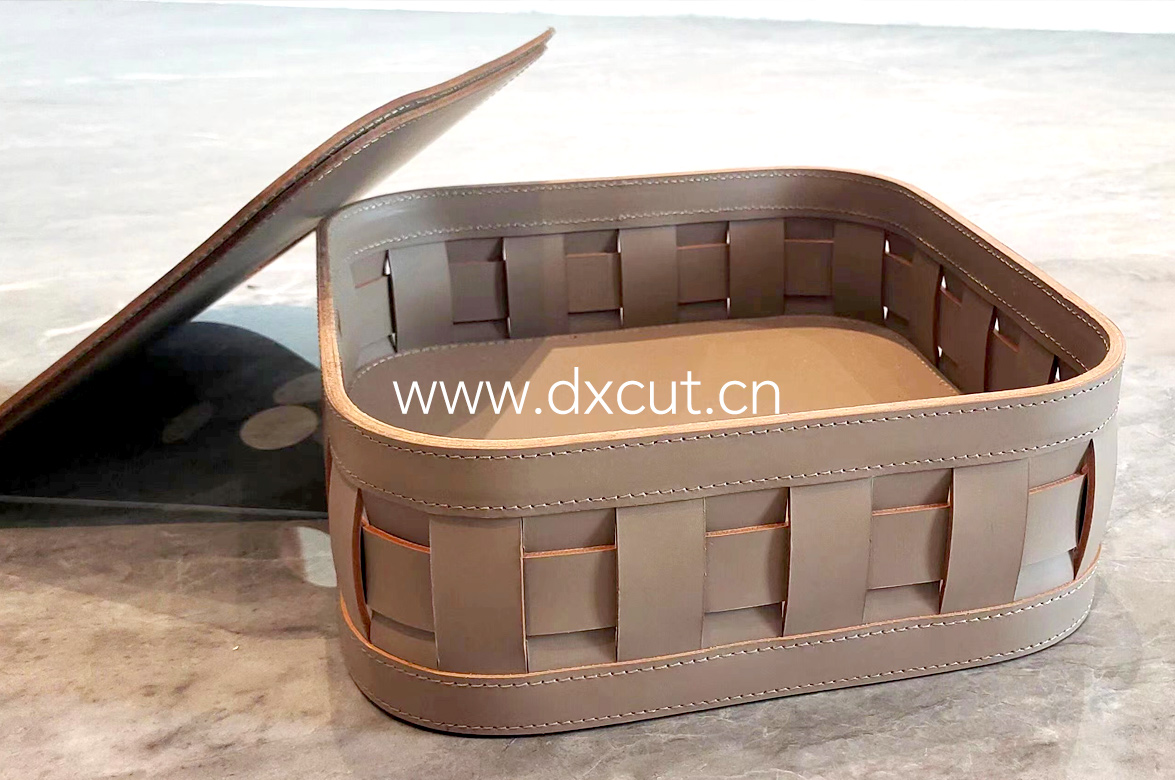 振动刀切割机在箱包行业中的加工优势