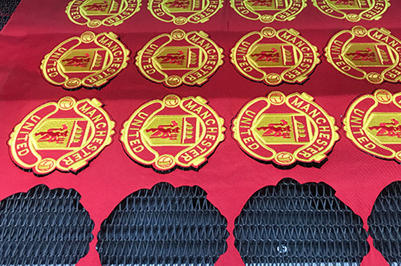 绣花章LOGO沿边切割