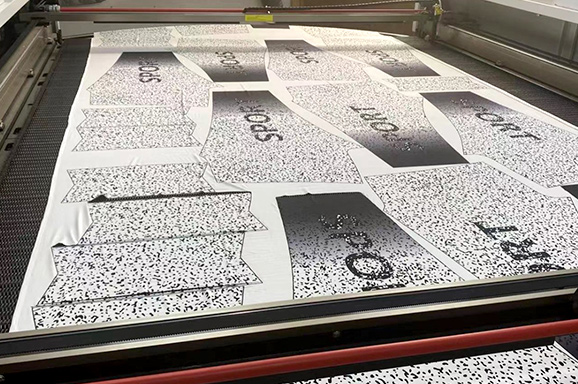 数码印花服装布料寻边切割