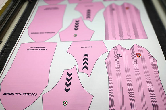 数码印花运动服激光切割